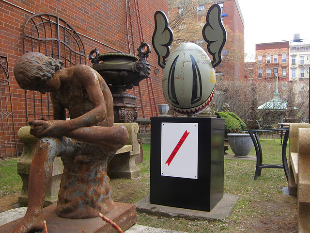 Sculputre garden in NYC with Big Egg Hunt sculpture included
