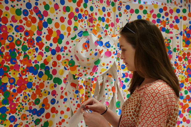 yayoi-kusama-david-zwirner-obliteration-room-dots