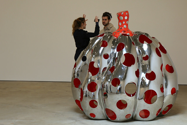 yayoi-kusama-david-zwirner-pumpkins