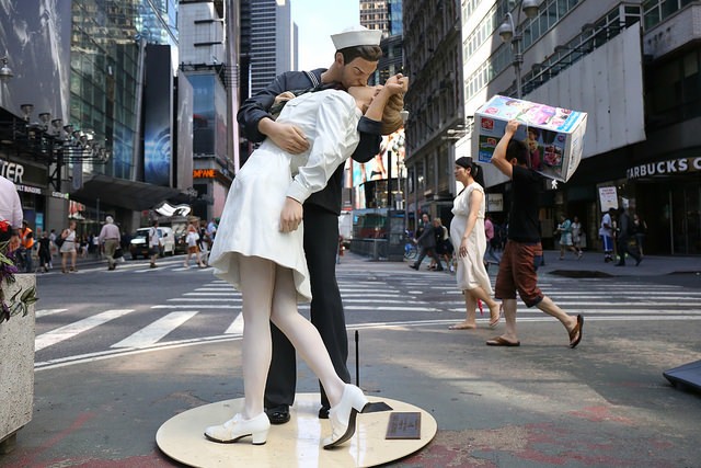 seward-johnson-in-ny-kiss