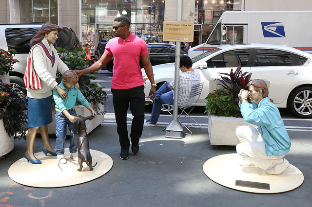 seward-johnson-in-ny-tourists