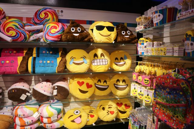 dylans-candy-bar-union-square-emojis