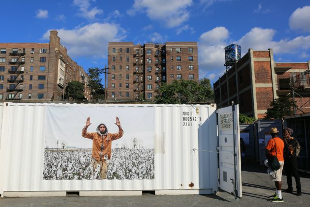 photoville-2015-brooklyn-bridge-park-hands-up