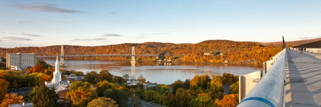 Landscape photo of the fall foliage and leaf changing colors next to the Hudson River