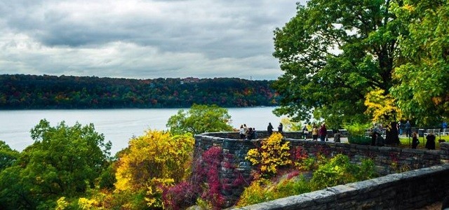 An outdoor trail and overlook at Fort Tryon Park in Manhattan for hiking.