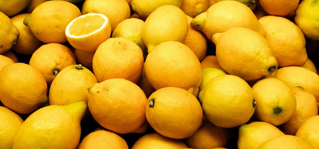 A bunch of fresh bright yellow lemons.