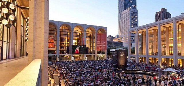 A crown of spectators at The MET Opera HD free event.