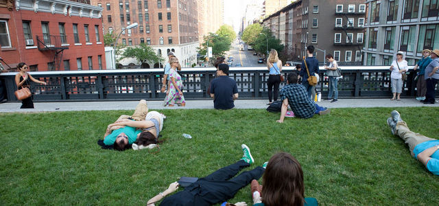 people enjoying the highline