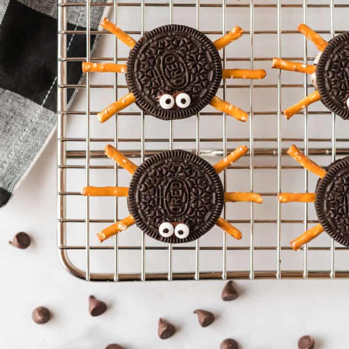 Image of Oreo and pretzel spider halloween dessert on a kitching cooling rack