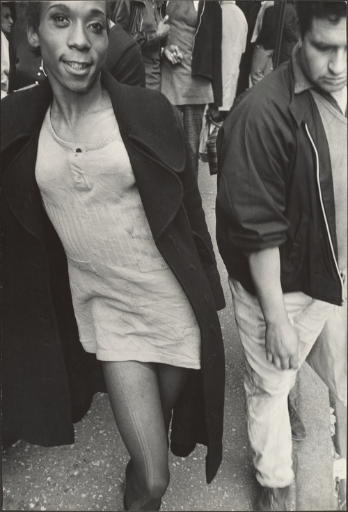 Leon Levinstein at the MET close-up photo of a woman in a trench coat and a man next to her looking at the ground