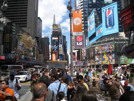 Midtown Manhattan filled with people to give you tips when moving to New York City