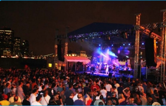 Free Live Music in NYC at the central park outdoor theater where crowds gather to watch the show